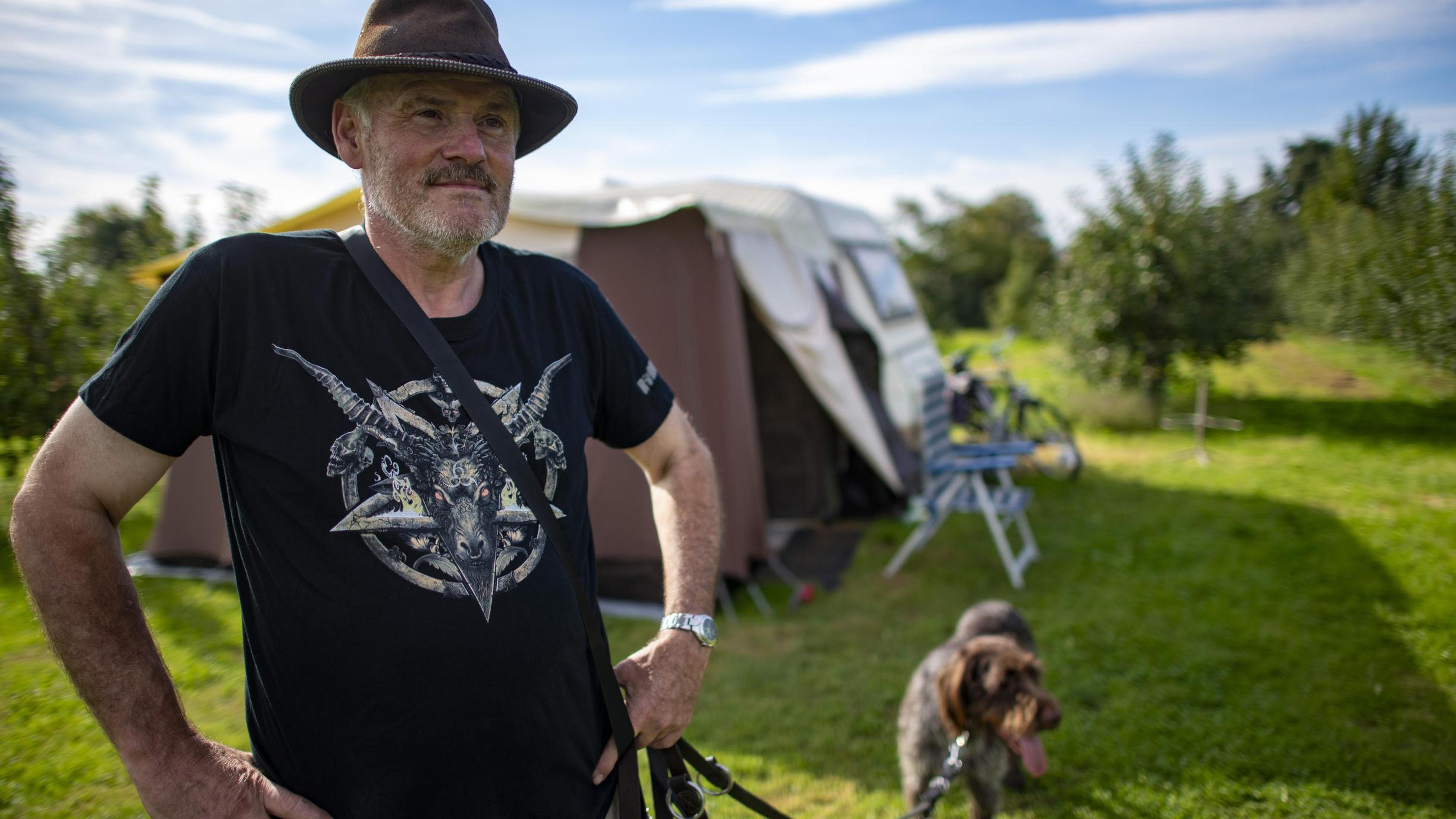 Na woningbrand zit Ben (62) met zijn honden Badjak en Ulli in een geleende caravan die uitpuilt van